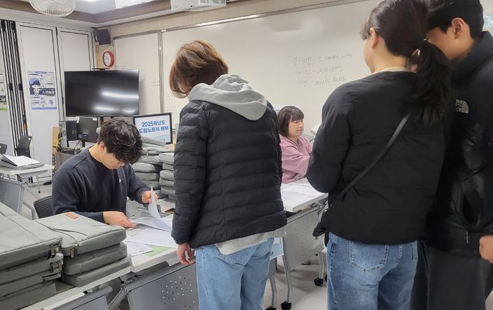 [제주=뉴시스] 지난 2025년 2월18일 제주도교육청 드림노트북 배부 모습. (사진=뉴시스 DB). photo@newsis.com *재판매 및 DB 금지