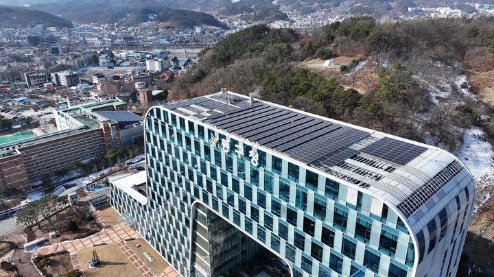 [대전=뉴시스] 대전 동구청사 옥상에 설치된 태양광 발전설비. (사진= 동구청 제공) *재판매 및 DB 금지