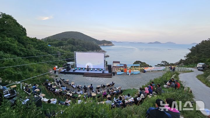 [통영=뉴시스]경남 통영 '영화의 섬' 추도 영화제 모습.(사진=경남도 제공)