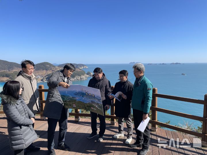 [통영=뉴시스]경남도 이상훈(오른쪽서 세 번째) 해양수산국장이 지난 13일 통영시 욕지도 섬 특화개발 현장을 방문해 사업 추진 현황 설명을 듣고 있다.(사진=경남도 제공) 2025.02.18. photo@newsis.com