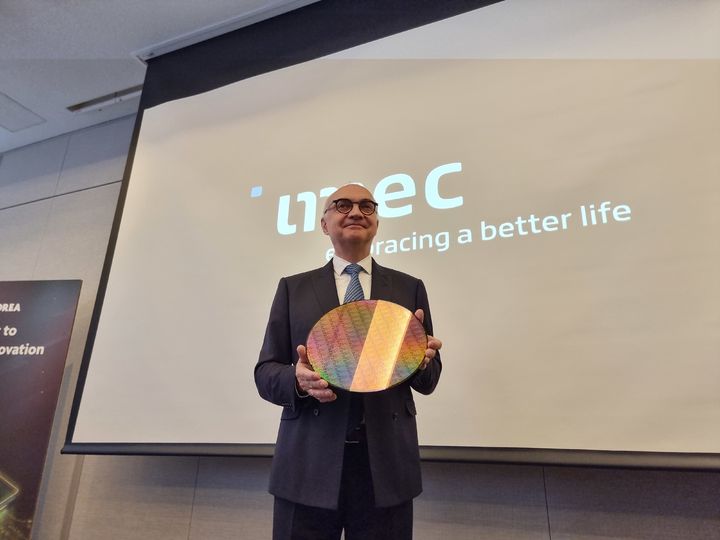 [서울=뉴시스]이지용 기자 = 반 덴 호브 imec 회장이 18일 오전 기자간담회에서 반도체 웨이퍼를 들고 사진을 찍고 있다. 2025.02.18. leejy5223@newsis.com *재판매 및 DB 금지