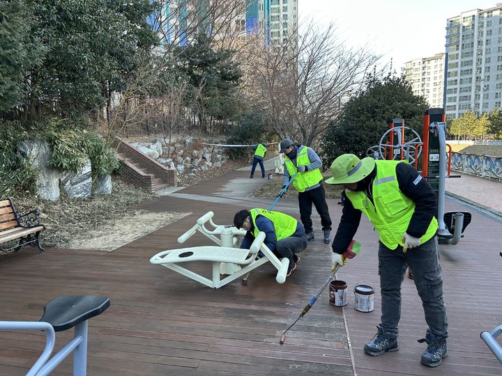 [거제=뉴시스] 신정철 기자= 거제시는 시민 불편 사항을 선제적으로 대응하고 신속 처리로 시민 반응이 좋았던 ‘척척거제 면·동 기동순찰반’ 3기를 운영한다고 18일 밝혔다. 사진은 거제시 면·동 기동순찰반 3기가 현장 기술 유경험자로 구성된 2인 1조, 5개반으로 운영되고 있는 모습.(사진=거제시 제공).2025.02.18. photo@newsis.com *재판매 및 DB 금지