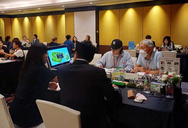 [수원=뉴시스] 지난해 북부권역 글로벌 시장개척단에 참여한 기업들이 현지에서 바이어와 수출 상담을 진행하고 있다. (사진=경기도경제과학진흥원 제공) 2025.02.18. photo@newsis.com *재판매 및 DB 금지