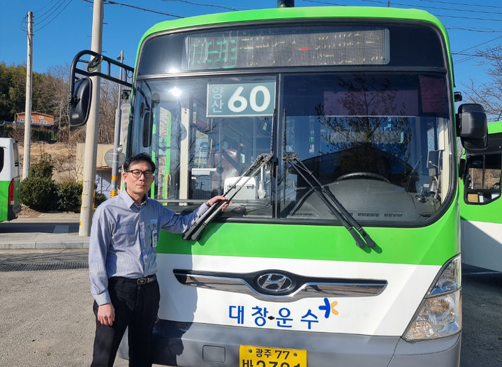 [광주=뉴시스] 박기웅 기자 = 18일 오전 광주 북구 효령동 한 비닐하우스 화재를 초기 진화한 퇴직 소방관 출신 황용준 시내버스 운전기사. (사진 = 광주 북부소방서 제공) 2025.02.18. photo@newsis.com *재판매 및 DB 금지