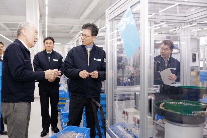 [창원=뉴시스]강태영(가운데) NH농협은행장이 기업체 현장경영으로 경남에 소재한 비엠티 강소기업을 찾아 관계자로부터 설명을 듣고 있다.(사진=경남농협 제공) 2025.02.18.photo@newsis.com *재판매 및 DB 금지