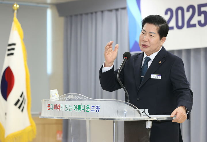 [고흥=뉴시스] 고흥 군민과 대화 하는 공영민 군수. 2025.02.18. (사진=고흥군 제공) photo@newsis.com *재판매 및 DB 금지