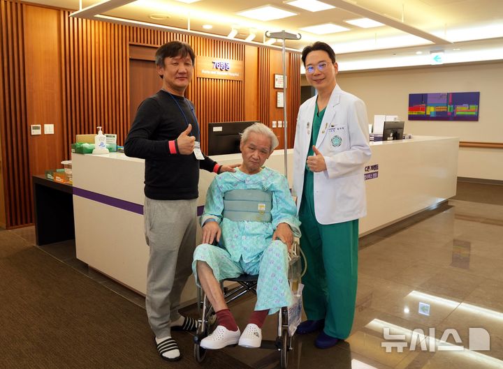 [서울=뉴시스]왼쪽부터 환자 권씨의 보호자와 권씨, 송석원 교수. (사진= 이화의료원 제공) 2025.02.18. photo@newsis.com. 