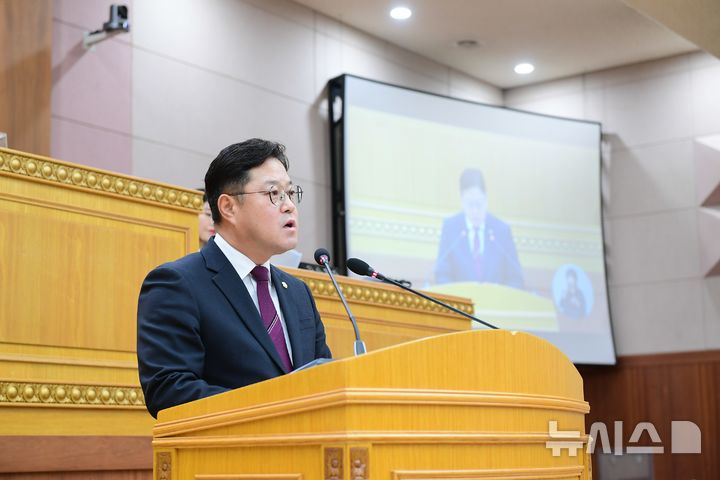 [양주=뉴시스] 김현수 의원이 제374회 임시회 제2차 본회의에서 ‘청년·후계농업인 육성자금 지원&nbsp;&nbsp; 대책 마련 촉구 건의안’을 대표발의하고 있다. (사진=양주시의회 제공) 2025.02.18 photo@newsis.com