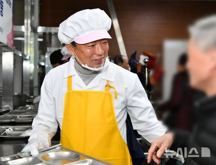 [김해=뉴시스]경남도의회 최학범(왼쪽) 의장이 18일 김해시노인복지종합복지관 경로식당에서 배식 봉사를 하면서 방문 어르신과 대화하고 있다.(사진=경남도의회 제공) 2025.02.18. photo@newsis.com