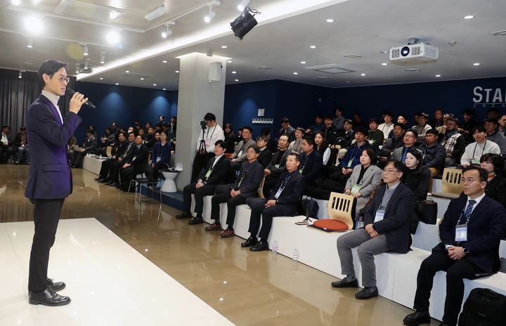 [서울=뉴시스] 한국자동차연구원(이하 한자연)은 18일 서울 강남구 코엑스 스타트업 브랜치에서 'E-파워트레인, 미래 모빌리티를 가속하는 힘, 미래차의 심장에서 찾다'를 주제로 제17회 자산어보 행사를 개최했다. 사진은 이날 인사말을 하는 진종욱 한자연 원장 모습. (사진=한자연 제공) 2025.02.18 photo@newsis.com *재판매 및 DB 금지