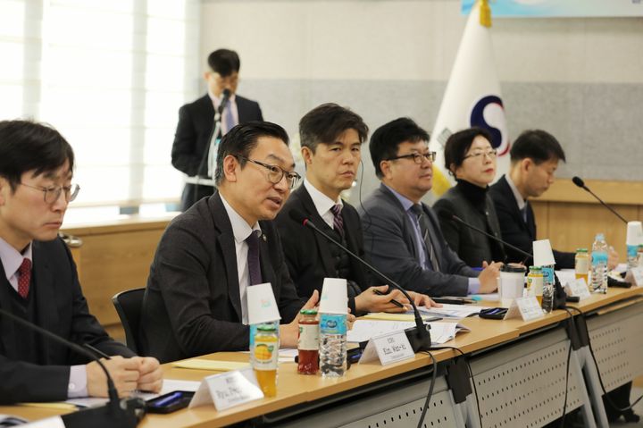 [서울=뉴시스] 특허청이 18일 주한외국상의와 외국인투자기업을 대상으로 지식재산 간담회를 개최한 가운데 김완기 특허청장(왼쪽서 두번째)이 간담회를 진행하고 있다.(사진=특허청 제공)  *재판매 및 DB 금지