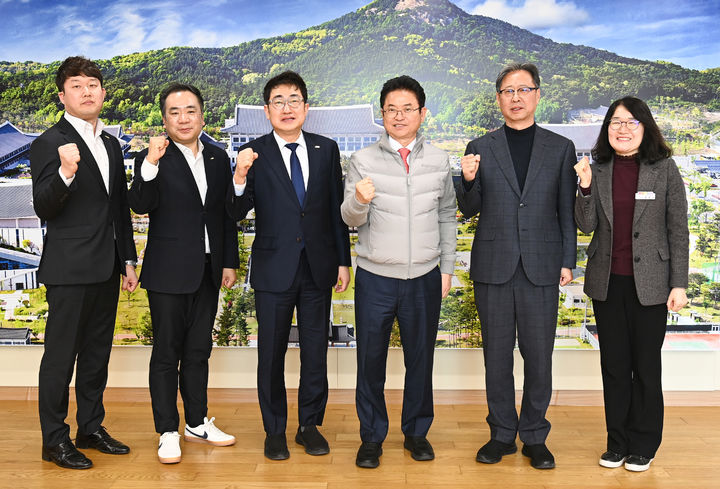 [안동=뉴시스] 18일 경북도청을 찾은 권백신 사장(왼쪽에서 세번째) 등 코레일관광개발 관계자들이 이철우 지사(그 오른쪽) 등 경북도 관계자들과 철도관광 활성화를 위한 협력을 다짐하고 있다. (사진=경북도 제공) 2025.02.18. photo@newsis.com *재판매 및 DB 금지