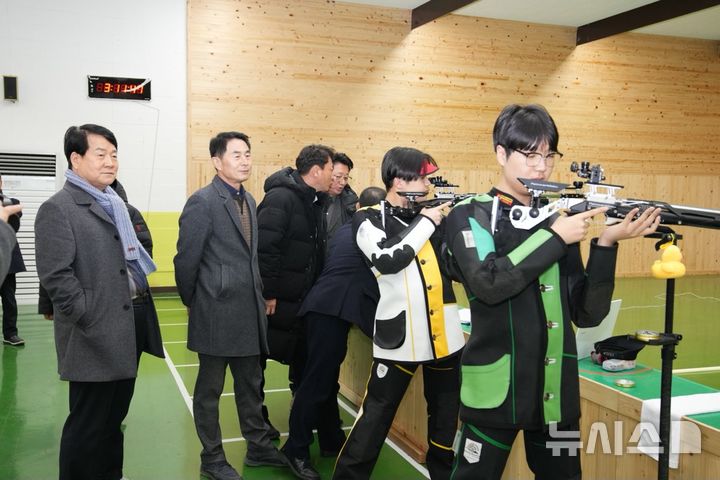 [완주=뉴시스] 전북특별자치도의회 교육위원들은 18일 완주군 소양면에 위치한 전북체육중·고등학교를 방문해 학교의 현안 사업을 점검하고 학생 선수들을 격려했다. 2025.02.18 *재판매 및 DB 금지