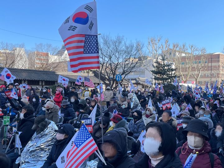 [서울=뉴시스] 이다솜 기자= 지난 13일 오후 서울 종로구 헌법재판소 인근에서 자유통일당이 '윤석열 대통령 탄핵 반대 집회'를 열었다. 2025.02.18 *재판매 및 DB 금지