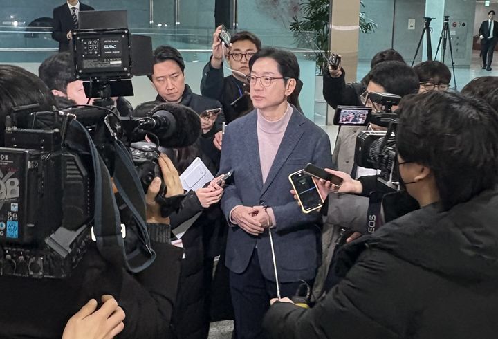 [서울=뉴시스] 조성봉 기자= 김경수 전 경남도지사가 18일 서울 여의도 국회 의원회관에서 열린 행정수도 세종 이전의 추진방안과 과제 토론회에 참석하며 취재진에게 질문 세례를 받고 있다.(사진=김경수 전 경남도지사 측 제공) 2025.02.18. photo@newsis.com *재판매 및 DB 금지