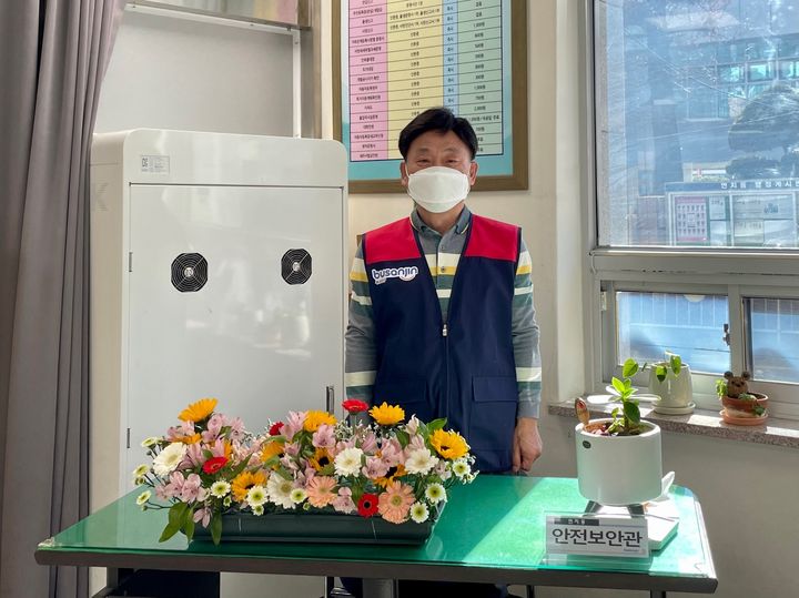 [부산=뉴시스] 부산 부산진구는 동 주민센터 민원실 근무 직원들이 안전한 환경에서 근무할 수 있도록 20개 전체 동 주민센터 민원실에 안전요원 및 안전보안관을 배치했다. (사진=부산진구 제공) 2025.02.18. photo@newsis.com *재판매 및 DB 금지