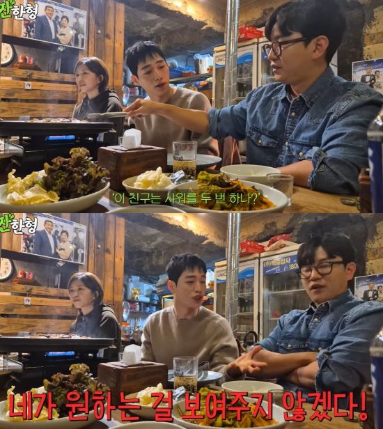 [서울=뉴시스] 지난 17일 유튜브 채널 '짠한형 신동엽'에는 '서강준 얼굴로 한 달 살면 인생 난이도 개꿀! AI가 포기한 얼굴 좀 보세요'라는 제목의 영상이 올라왔다. (사진=유튜브 채널 '짠한형 신동엽' 캡처) 2025.02.18. photo@newsis.com&nbsp; *재판매 및 DB 금지