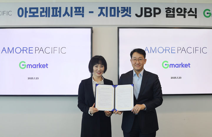 이민규 G마켓 영업본부장(오른쪽)과 김경연 아모레퍼시픽 뷰티 디비전장이 업무제휴협약(JBP) 체결 기념사진을 촬영하고 있다.(사진=G마켓 제공) *재판매 및 DB 금지