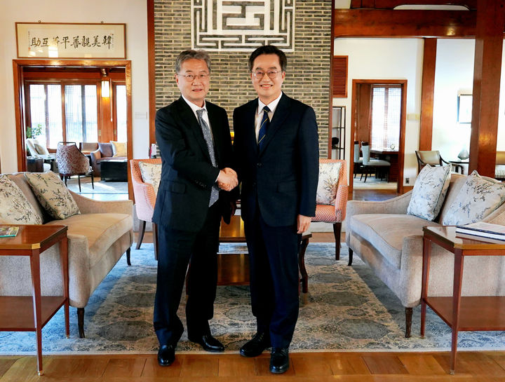 [수원=뉴시스] 18일 오후 김동연 경기도지사가 주한미국대사관에서 조셉 윤 (Joseph Yun) 주한미국 대사 대리와 기념 촬영을 하고 있다. (사진=경기도 제공) 2025.02.18. photo@newsis.com *재판매 및 DB 금지
