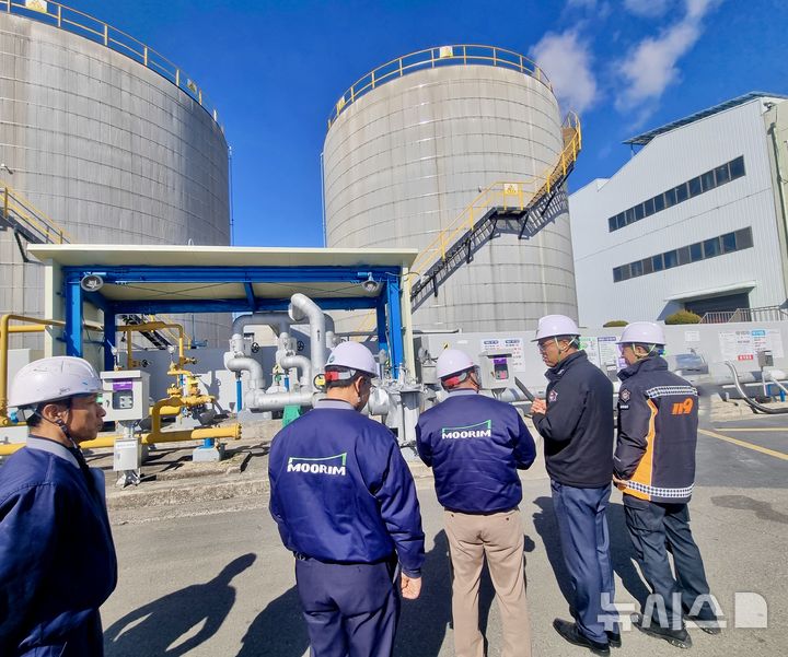 [진주=뉴시스] 김재병(오른쪽 두번째) 경상남도소방본부장이 18일 진주시 소재 무림페이퍼 발전시설을 방문해 화재예방 현장지도 활동을 하고 있다. (사진=경남소방본부 제공) 2025.02.18. photo@newsis.com