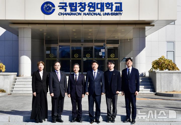 [창원=뉴시스] 국립창원대학교 박민원(오른쪽 세 번째부터) 총장이 대학을 방문한 일본 큐슈공업대학 미타니 야스노리 총장과 기념사진을 찍고 있다. (사진=국립창원대 제공) 2025.02.18. photo@newsis.com