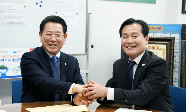 [무안=뉴시스] 맞손 잡은 김영록 지사와 주철현 더불어민주당 전남도당위원장. (사진=전남도 제공) 2025.02.18. photo@newsis.com *재판매 및 DB 금지