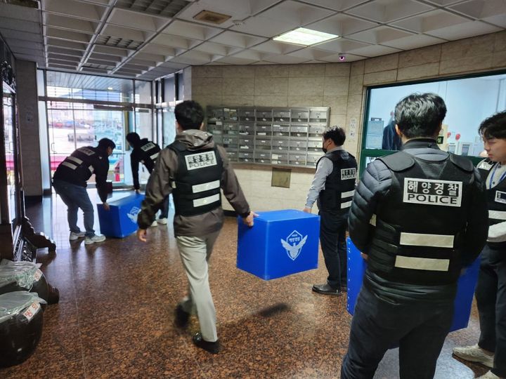 [여수=뉴시스] 18일 여수해경이 여수거문도 해상에서 침몰한 22서경호의 사고원인을 밝히기 위해 선사 부산사무실 등을 압수수색 하고 있다. (사진=여수해경 제공) 2025.02.18. photo@newsis.com *재판매 및 DB 금지