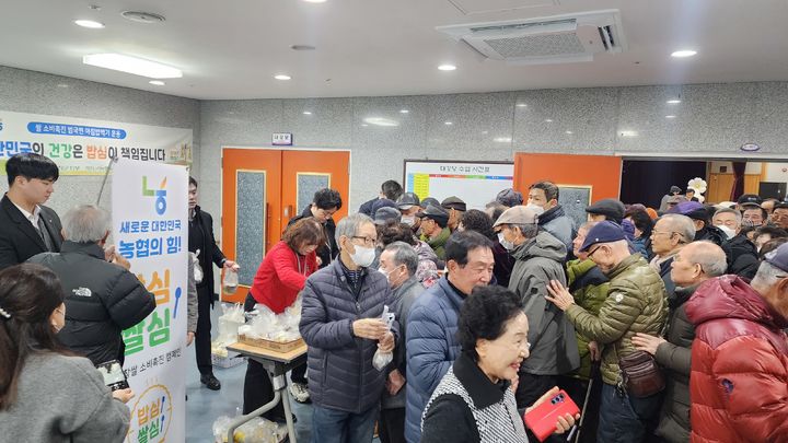 [거창=뉴시스] 농협 거창군지부 거창쌀 소비확대를 위한 홍보행사 *재판매 및 DB 금지 *재판매 및 DB 금지