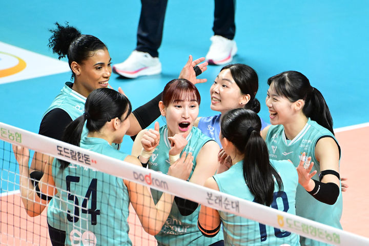 [서울=뉴시스] 프로배구 GS칼텍스 선수들이 18일 서울 장충체육관에서 열린 도드람 2024~2025 V-리그 여자부 경기에서 현대건설을 상대로 득점에 성공한 뒤 환호하고 있다. (사진=KOVO 제공) 2025.02.18. *재판매 및 DB 금지