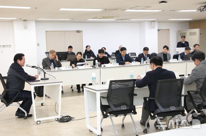 [안양=뉴시스] 안양시가 공공 복합 체육시설 건립을 추진하는 가운데 타당성 조사와 기본계획 수립을 위한 용역 보고회를 열고 있다. (사진=안양시 제공).2025.02.19. photo@newsis.com