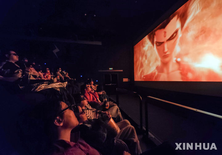 [베이징=신화/뉴시스]중국 신화를 주제로 만든 애니메이션 '너자(나타) 2'를 관람한 관객수가 3억명을 넘었다. 관객수가 3억명을 넘은 중국 영화로는 너자2가 최초다. 사진은 지난 16일 베이징의 한 영화관에서 '너자2'가 상영되고 있는 모습. 2025.03.06