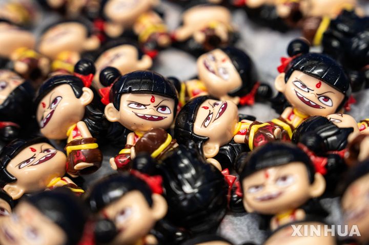 [베이징=신화/뉴시스] 중국 신화를 주제로 만든 애니메이션 '너자(나타) 2'를 관람한 관객수가 3억명을 넘었다. 관객수가 3억명을 넘은 중국 영화로는 너자2가 최초다. 사진은 지난 8일 후난성 샹탄의 한 공장에서 '너자2' 캐릭터 피규어가 제작되고 있는 모습. 2025.03.06