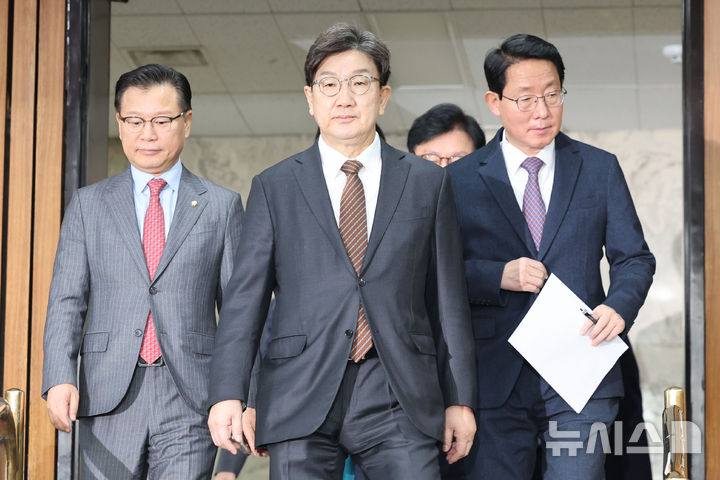 [서울=뉴시스] 권창회 기자 = 권성동 국민의힘 원내대표가 18일 오전 서울 여의도 국회에서 열린 원내대책회의에 참석하고 있다. 2025.02.18. kch0523@newsis.com