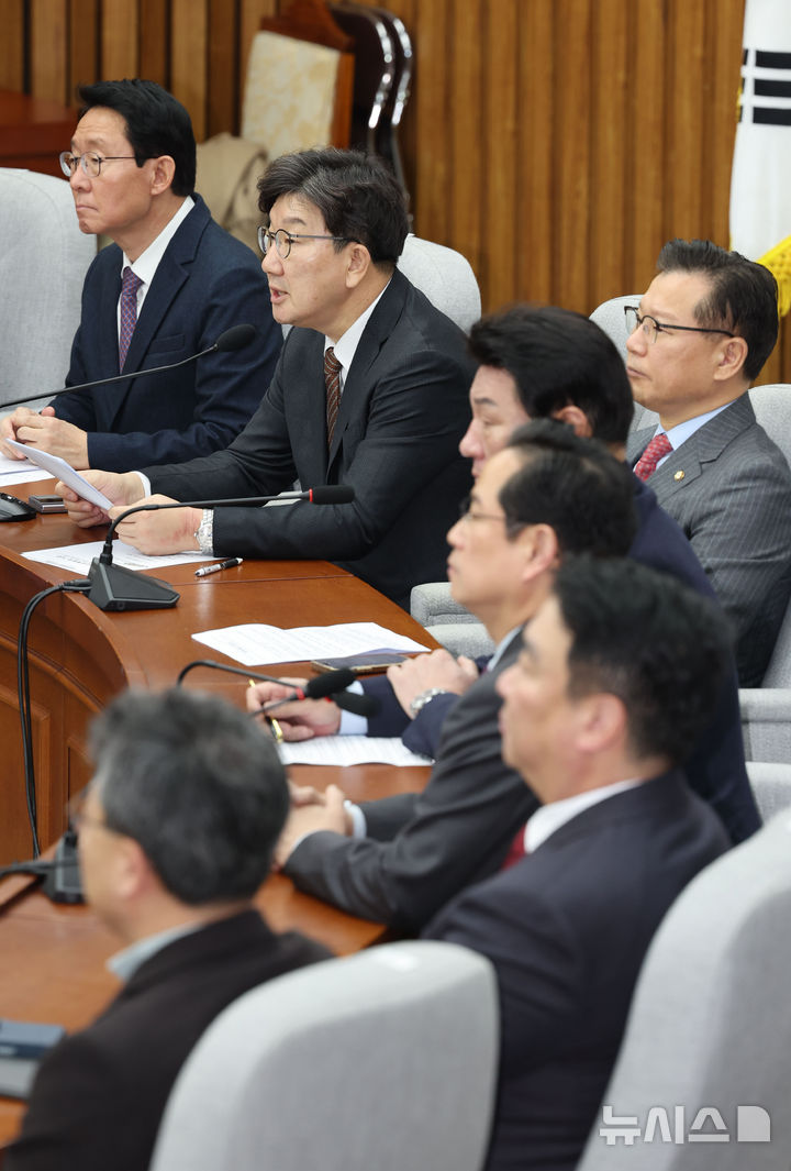 [서울=뉴시스] 권창회 기자 = 권성동 국민의힘 원내대표가 18일 오전 서울 여의도 국회에서 열린 원내대책회의에서 발언하고 있다. 2025.02.18. kch0523@newsis.com