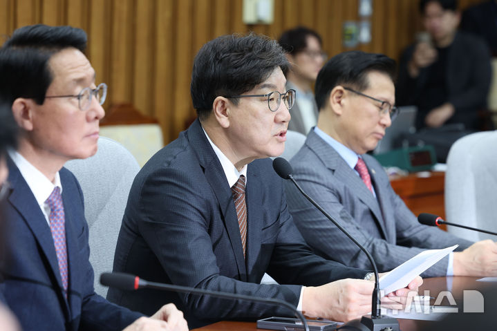 [서울=뉴시스] 권창회 기자 = 권성동 국민의힘 원내대표가 18일 오전 서울 여의도 국회에서 열린 원내대책회의에서 발언하고 있다. 2025.02.18. kch0523@newsis.com