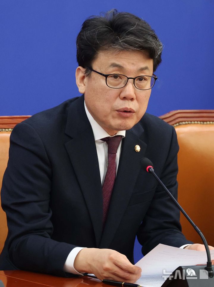 [서울=뉴시스] 조성봉 기자= 진성준 더불어민주당 원정책위의장이 18일 오전 서울 여의도 국회에서 열린 원내대책회의에서 발언을 하고 있다. 2025.02.18. suncho21@newsis.com