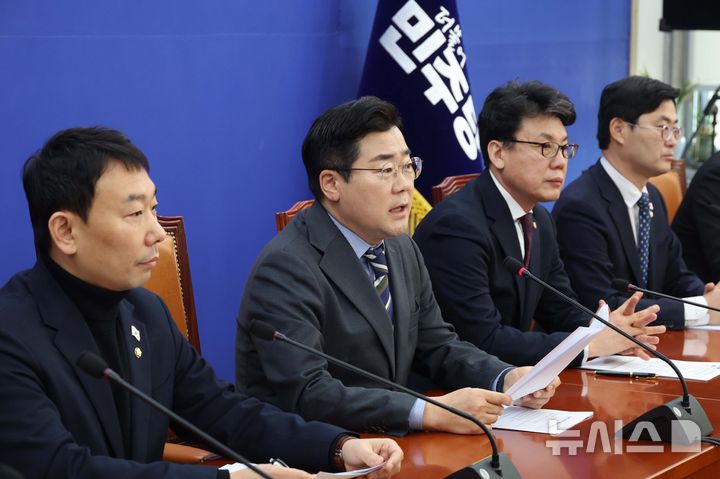 [서울=뉴시스] 조성봉 기자= 박찬대 더불어민주당 원내대표가 18일 오전 서울 여의도 국회에서 열린 원내대책회의에서 발언을 하고 있다. 2025.02.18. suncho21@newsis.com