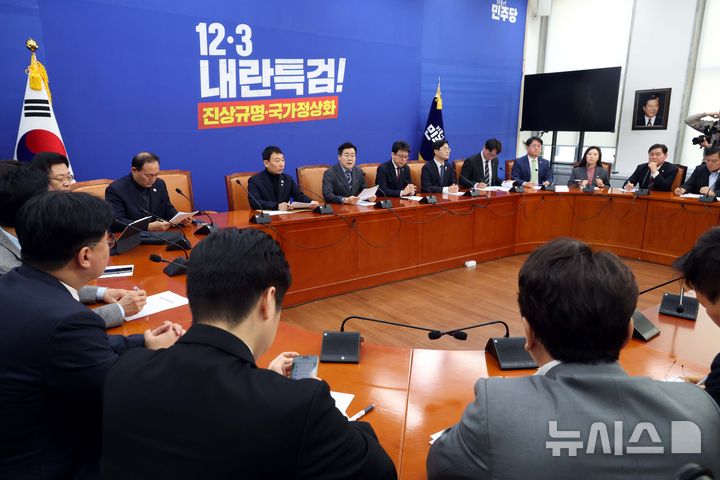 [서울=뉴시스] 조성봉 기자= 박찬대 더불어민주당 원내대표가 18일 오전 서울 여의도 국회에서 열린 원내대책회의에서 발언을 하고 있다. 2025.02.18. suncho21@newsis.com