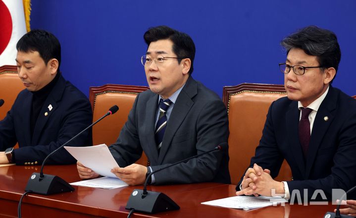 [서울=뉴시스] 조성봉 기자= 박찬대 더불어민주당 원내대표가 18일 오전 서울 여의도 국회에서 열린 원내대책회의에서 발언을 하고 있다. 2025.02.18. suncho21@newsis.com