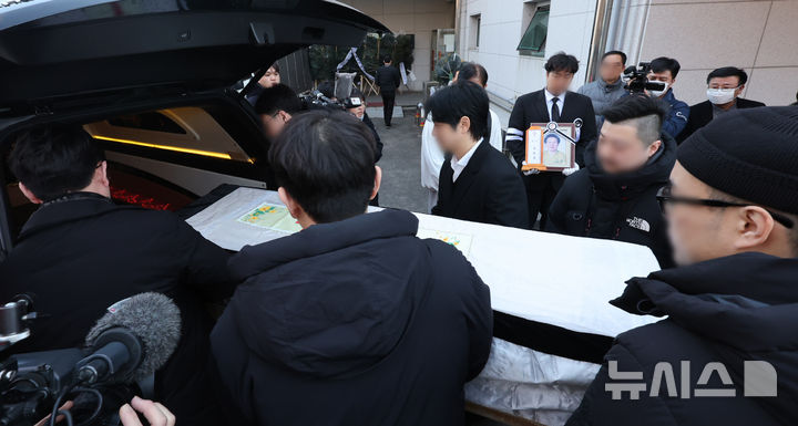 [인천=뉴시스] 전진환 기자 = 일본군 위안부 피해자인 고(故) 길원옥 할머니의 발인이 18일 오전 인천 연수구 적십자병원장례식장에서 엄수되고 있다. 2025.02.18. amin2@newsis.com