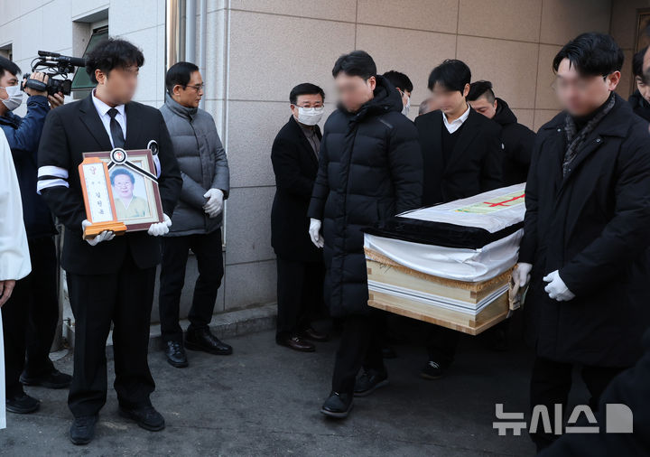 [인천=뉴시스] 전진환 기자 = 일본군 위안부 피해자인 고(故) 길원옥 할머니의 발인이 18일 오전 인천 연수구 적십자병원장례식장에서 엄수되고 있다. 2025.02.18. amin2@newsis.com