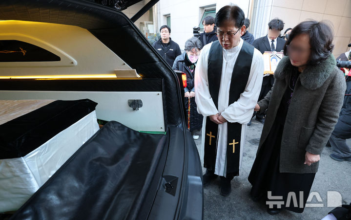 [서울=뉴시스] 전진환 기자 = 18일 인천시 연수구 인천적십자병원장례식장에서 고 길원옥 할머니 발인이 엄수되고 있다. (공동취재) 2025.02.18. photo@newsis.com