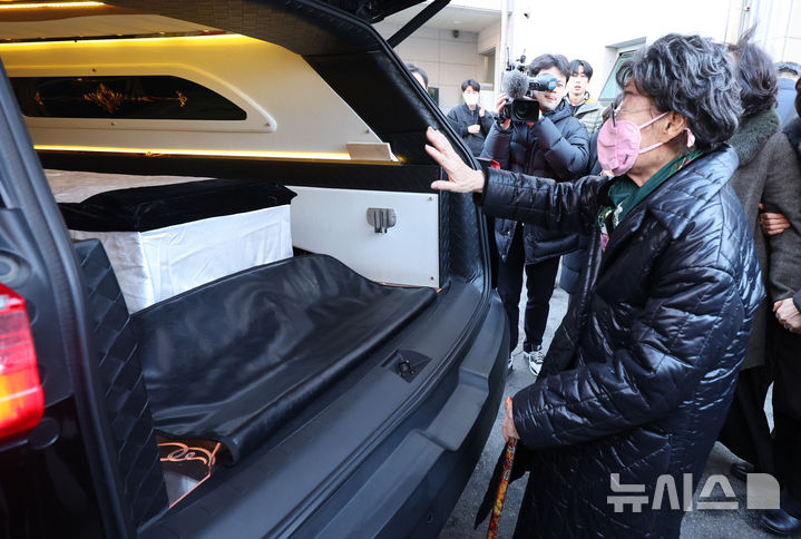 [인천=뉴시스] 전진환 기자 = 일본군 위안부 피해자인 고(故) 길원옥 할머니의 발인이 18일 오전 인천 연수구 적십자병원장례식장에서 엄수되는 가운데 이용수 할머니가 고인에게 마지막 인사를 하고 있다. 2025.02.18. amin2@newsis.com