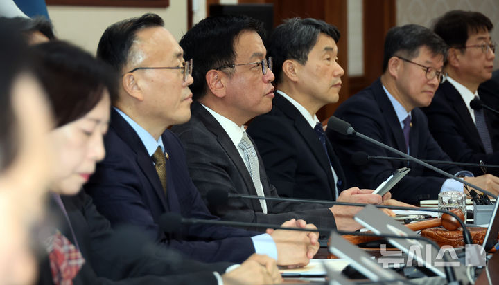 [서울=뉴시스] 최진석 기자 = 최상목 대통령 권한대행 부총리 겸 기획재정부 장관이 18일 정부서울청사에서 열린 국무회의에서 발언하고 있다. (대통령실통신사진기자단) 2025.02.18. myjs@newsis.com