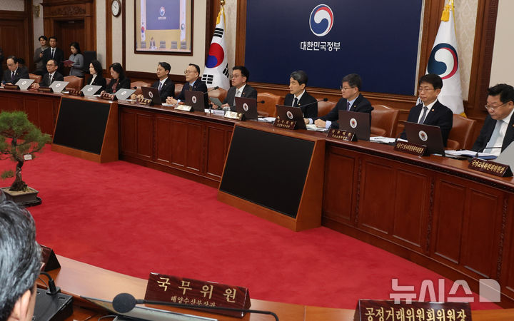 [서울=뉴시스] 최진석 기자 = 최상목 대통령 권한대행 부총리 겸 기획재정부 장관이 18일 정부서울청사에서 열린 국무회의에서 발언하고 있다. (대통령실통신사진기자단) 2025.02.18. myjs@newsis.com