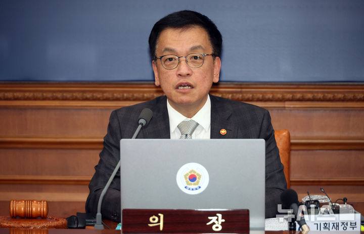 [서울=뉴시스] 최진석 기자 = 최상목 대통령 권한대행 부총리 겸 기획재정부 장관이 18일 정부서울청사에서 열린 국무회의에서 발언하고 있다. (대통령실통신사진기자단) 2025.02.18. myjs@newsis.com