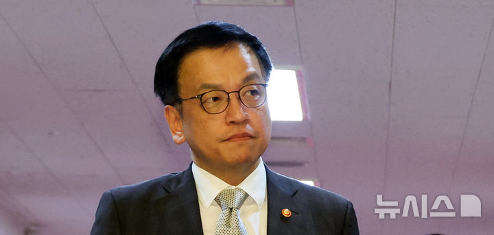 [서울=뉴시스] 최진석 기자 = 최상목 대통령 권한대행 부총리 겸 기획재정부 장관이 18일 정부서울청사에서 열린 국무회의에 입장하고 있다. (대통령실통신사진기자단) 2025.02.18. myjs@newsis.com