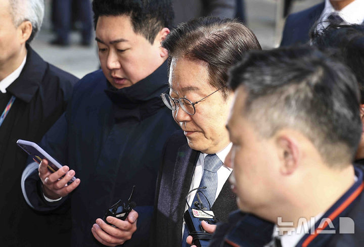 [서울=뉴시스] 김근수 기자 = 이재명 더불어민주당 대표가 18일 오전 서울 서초구 서울중앙지방법원에서 열린 '대장동 배임 및 성남FC 뇌물 의혹' 관련 특정범죄가중처벌등에관한법률위반 공판에 출석하고 있다. 2025.02.18. ks@newsis.com
