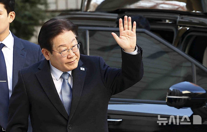 [서울=뉴시스] 김근수 기자 = 이재명 더불어민주당 대표가 18일 오전 서울 서초구 서울중앙지방법원에서 열린 '대장동 배임 및 성남FC 뇌물 의혹' 관련 특정범죄가중처벌등에관한법률위반 공판에 출석하고 있다. 2025.02.18. ks@newsis.com