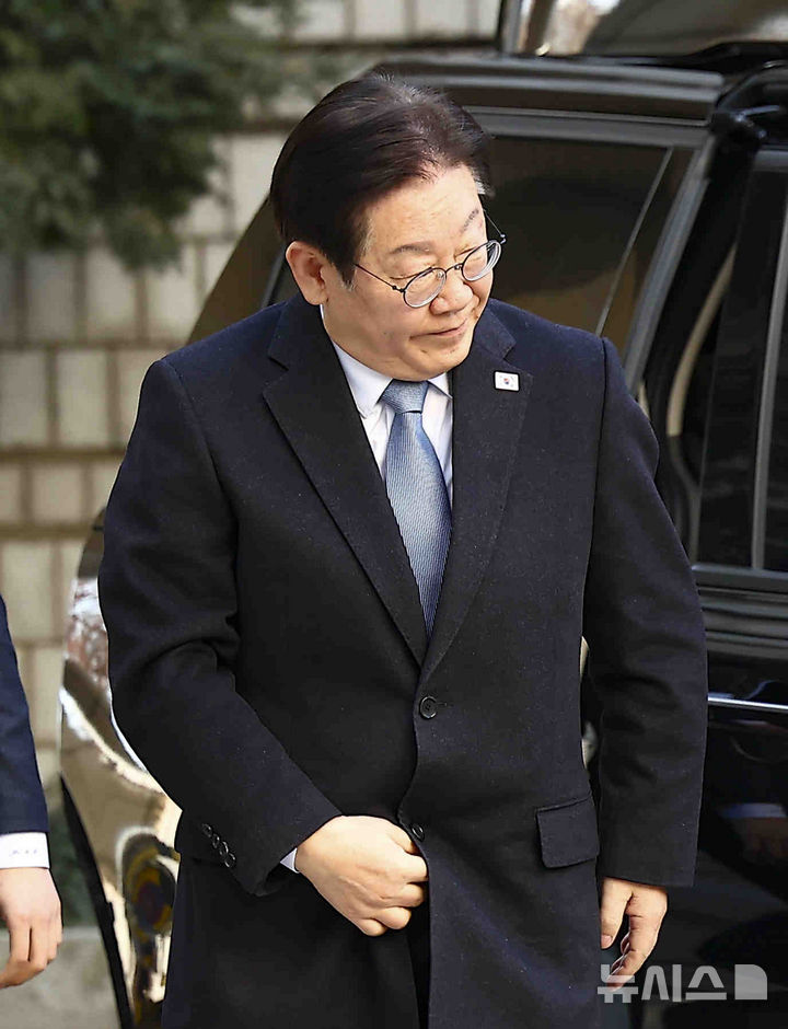 [서울=뉴시스] 김근수 기자 = 이재명 더불어민주당 대표가 18일 오전 서울 서초구 서울중앙지방법원에서 열린 '대장동 배임 및 성남FC 뇌물 의혹' 관련 특정범죄가중처벌등에관한법률위반 공판에 출석하고 있다. 2025.02.18. ks@newsis.com